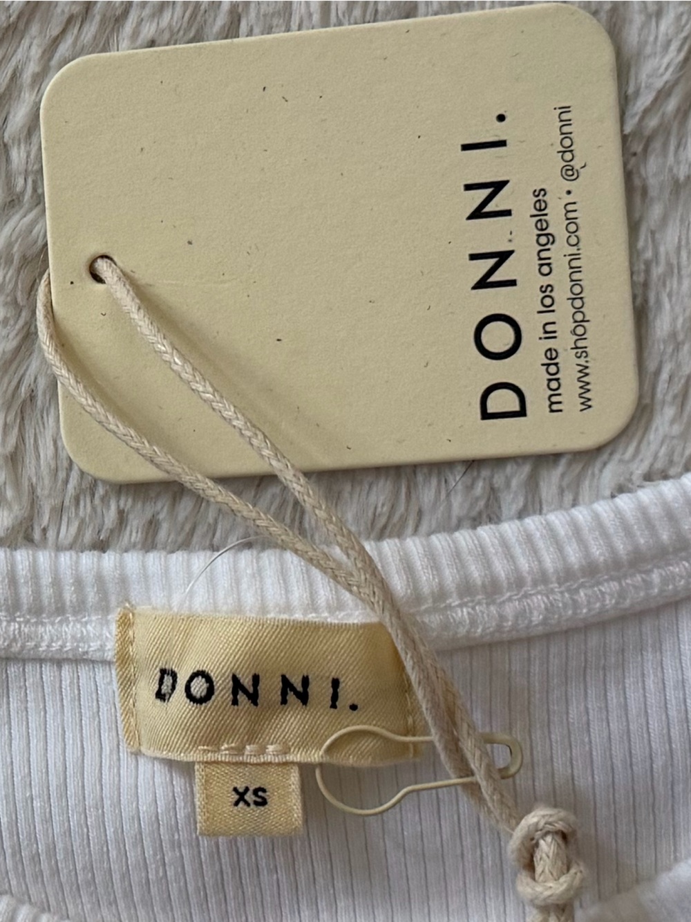 Donni Ribbed Cropped Baby Tee NWT - Picture 3 of 6